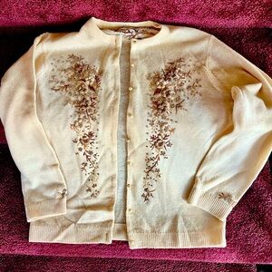 Vintage 1950s embroidered cashmere cardigan sweater. Timelesss elegance!
